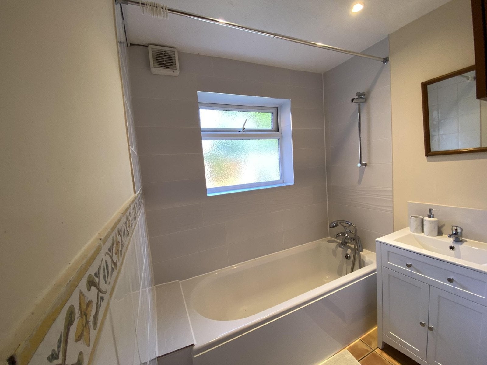 Room Hurst Road in Epsom and Ewell