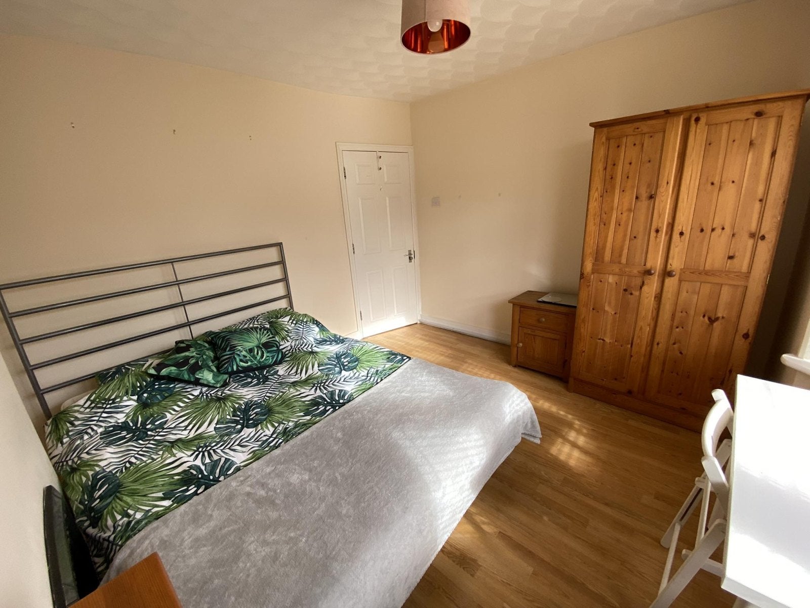 Room Hurst Road in Epsom and Ewell