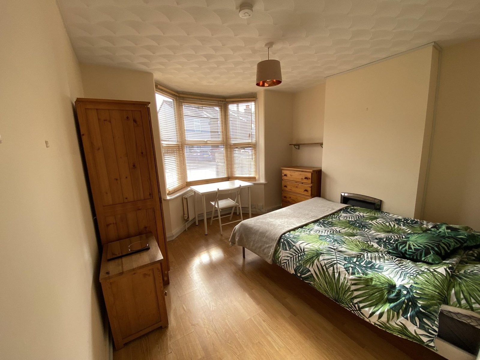Room Hurst Road in Epsom and Ewell