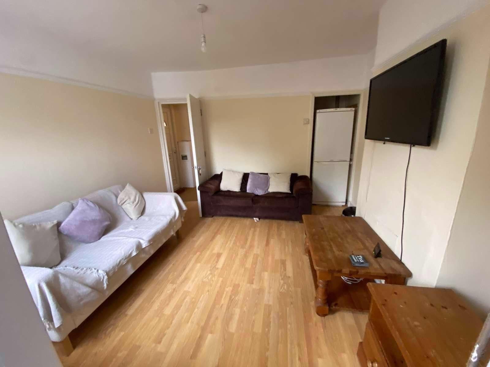 Room Hurst Road in Epsom and Ewell