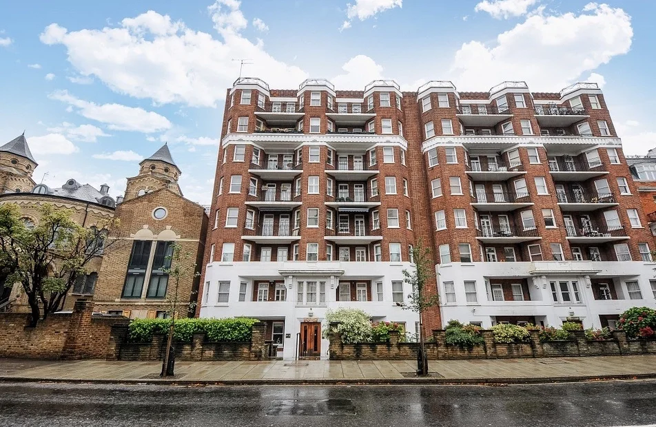 Flat Grove End Road in City of Westminster