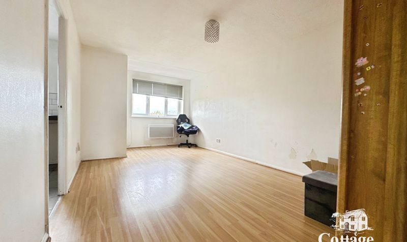 Flat Cherry Blossom Close in Greater London