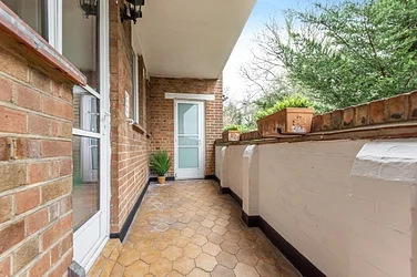 Flat Hannington Road in Greater London