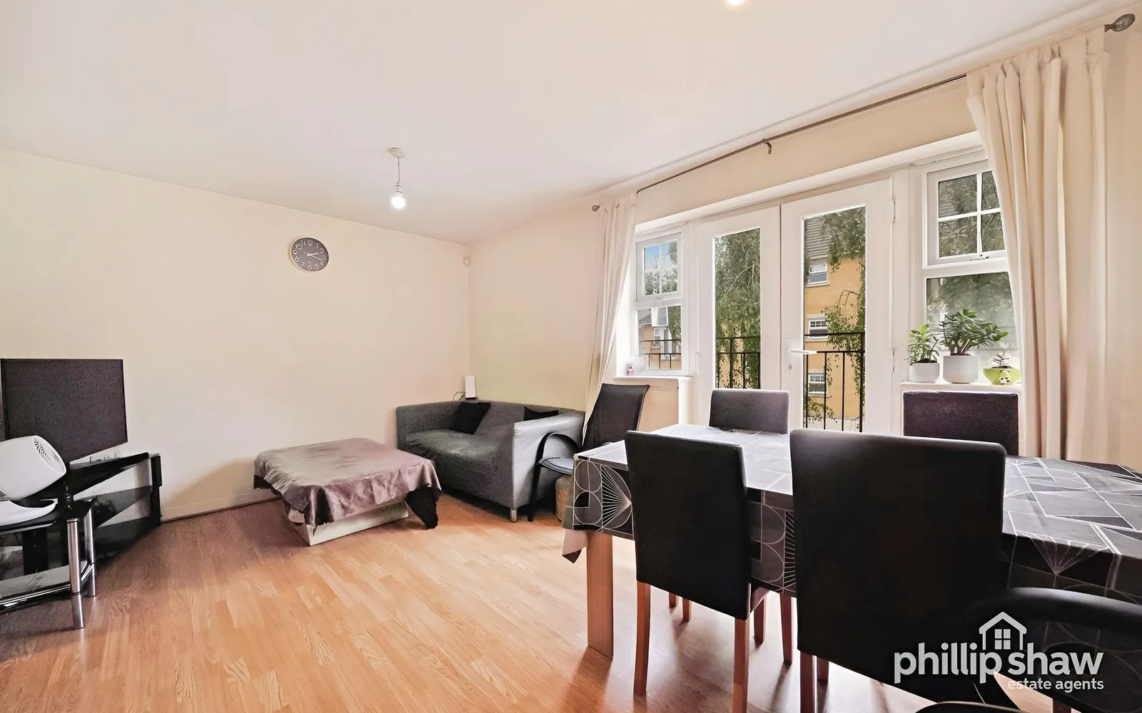 Flat Scott Road in Greater London