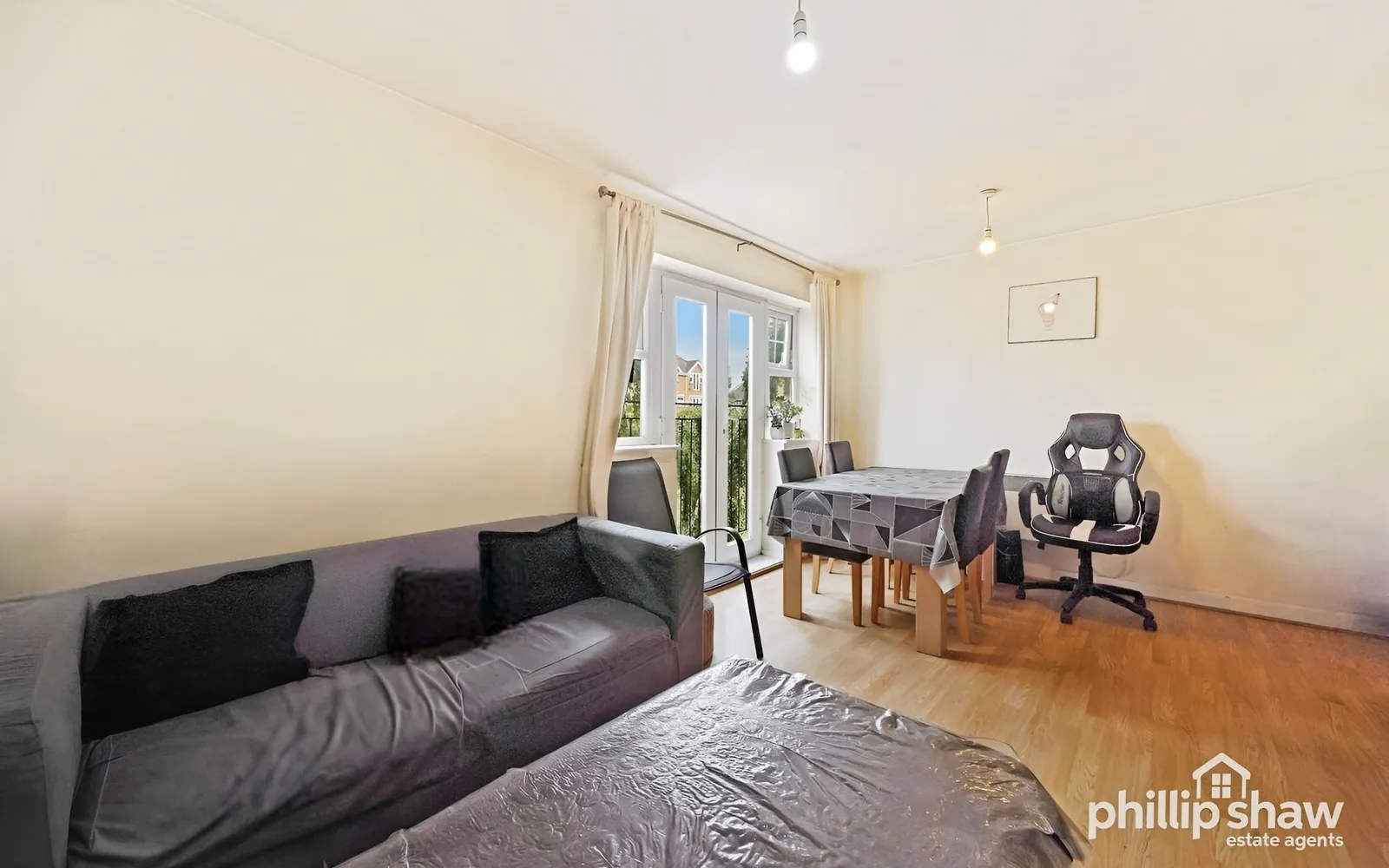Flat Scott Road in Greater London