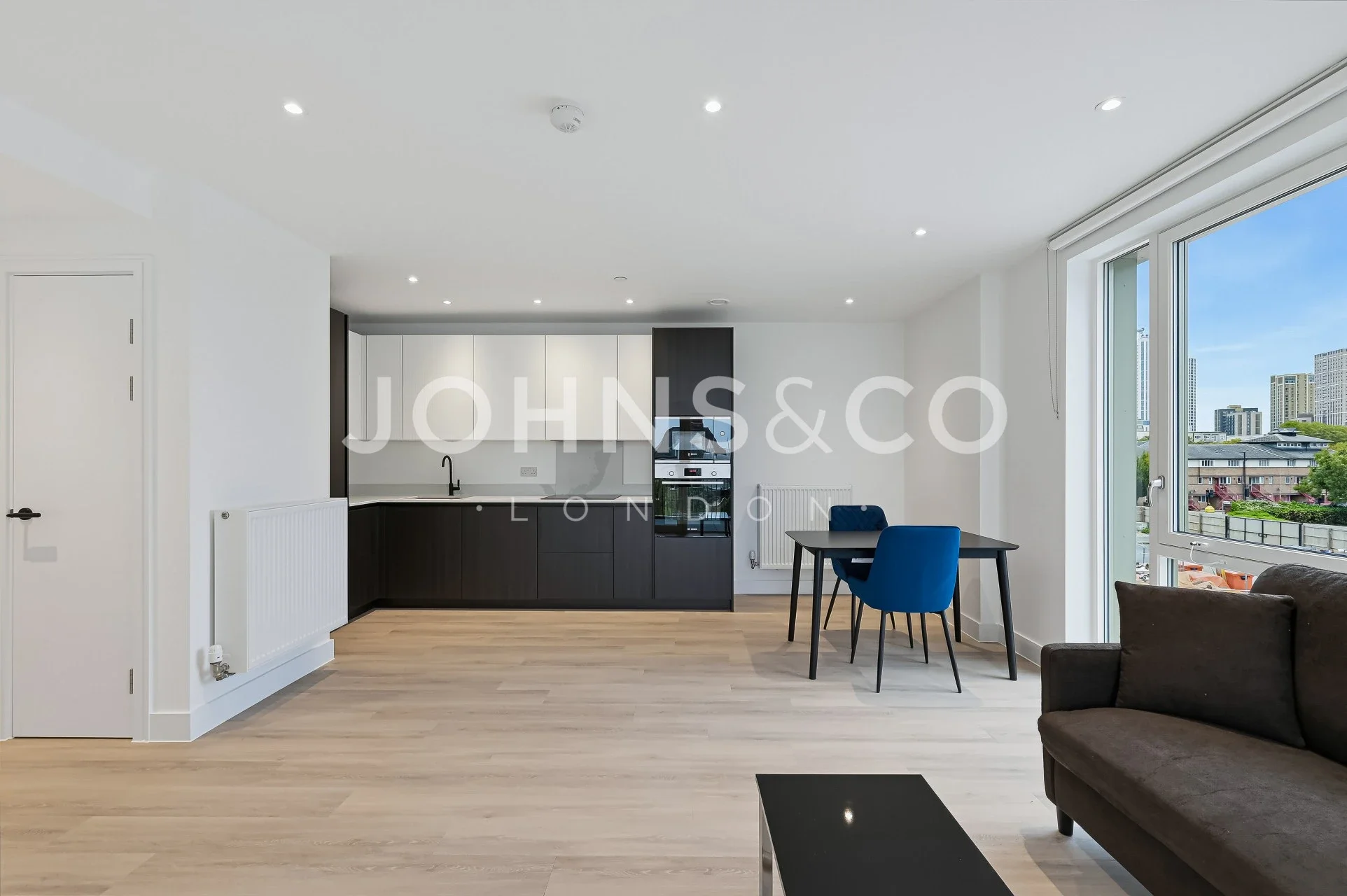 Flat Victoria Road in Greater London