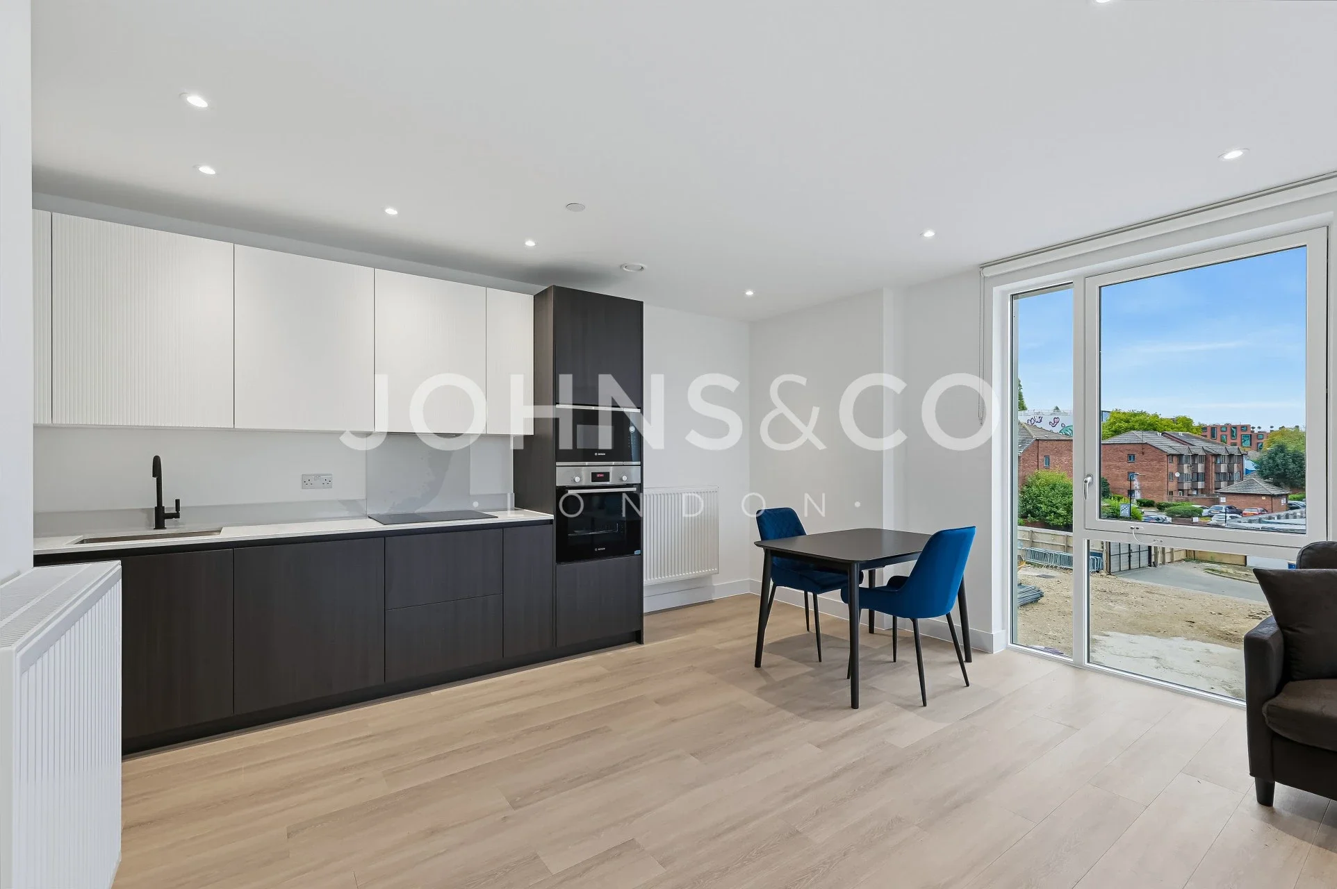Flat Victoria Road in Greater London
