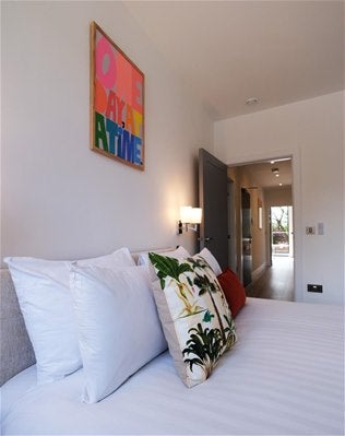 Flat Rosemont Road in Greater London