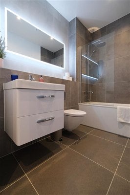 Flat Rosemont Road in Greater London