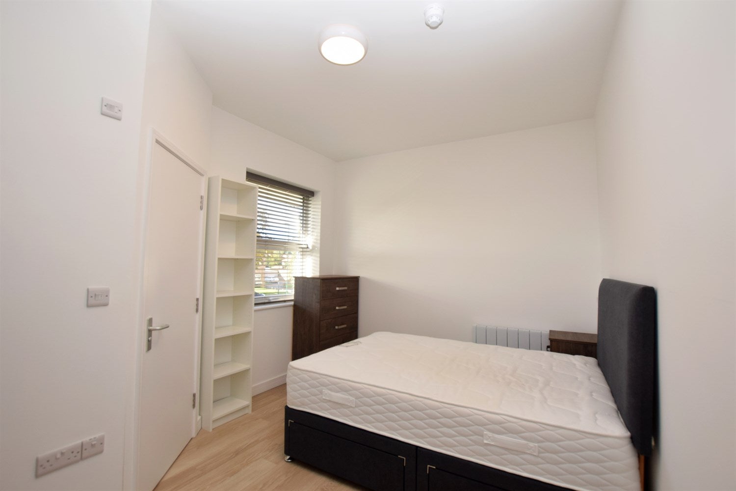 Room Longford Road in Arun