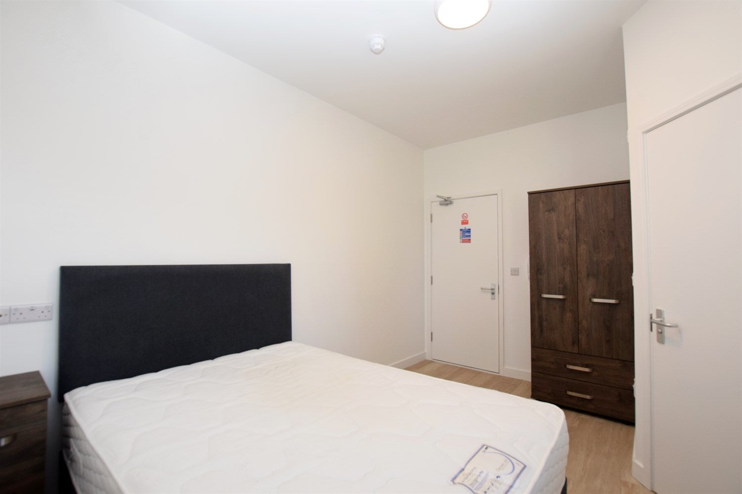 Room Longford Road in Arun