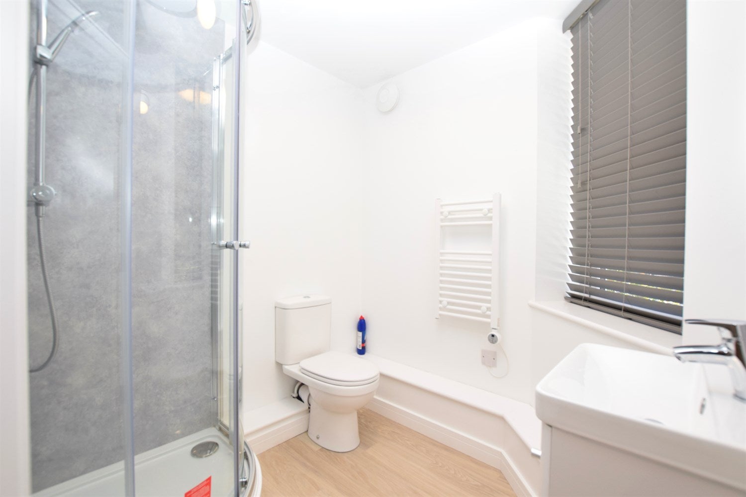 Room Longford Road in Arun