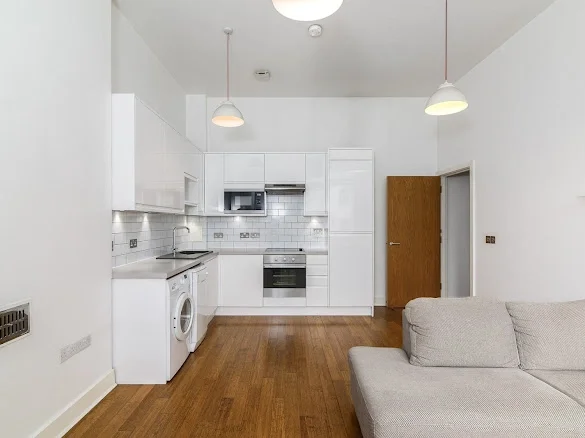 Flat Commercial Road in Greater London