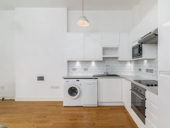 Flat Commercial Road in Greater London