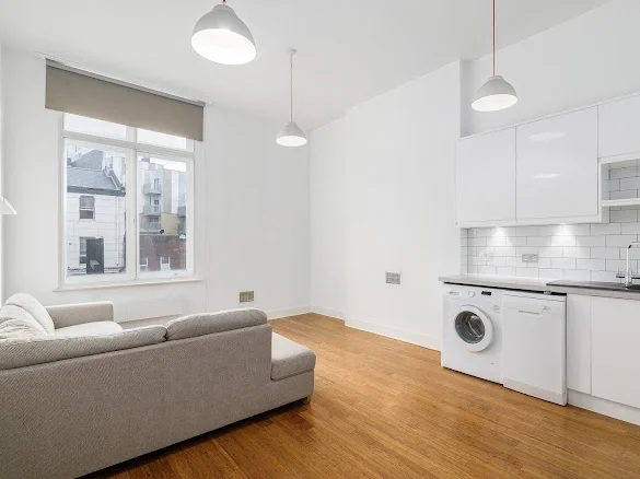 Flat Commercial Road in Greater London