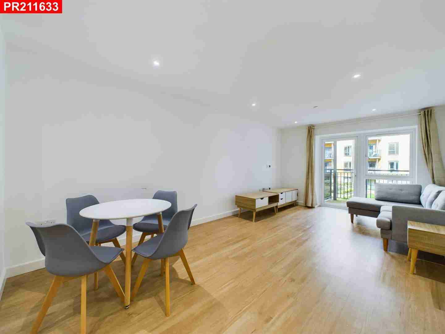 Flat Caversham Road in Greater London