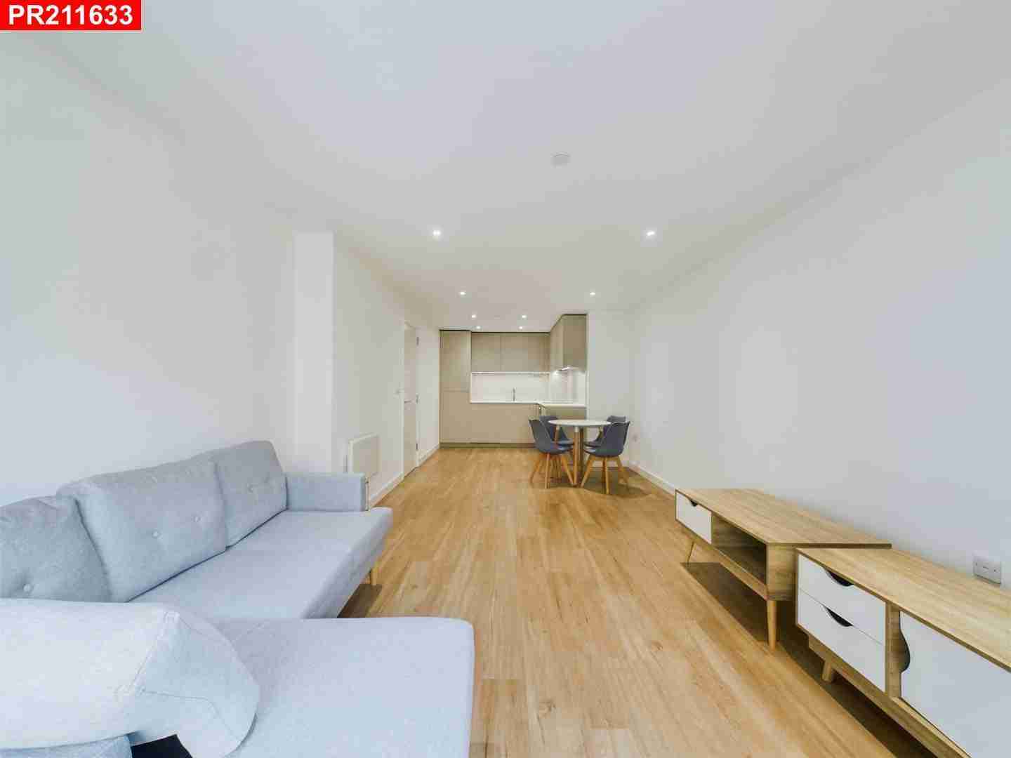 Flat Caversham Road in Greater London