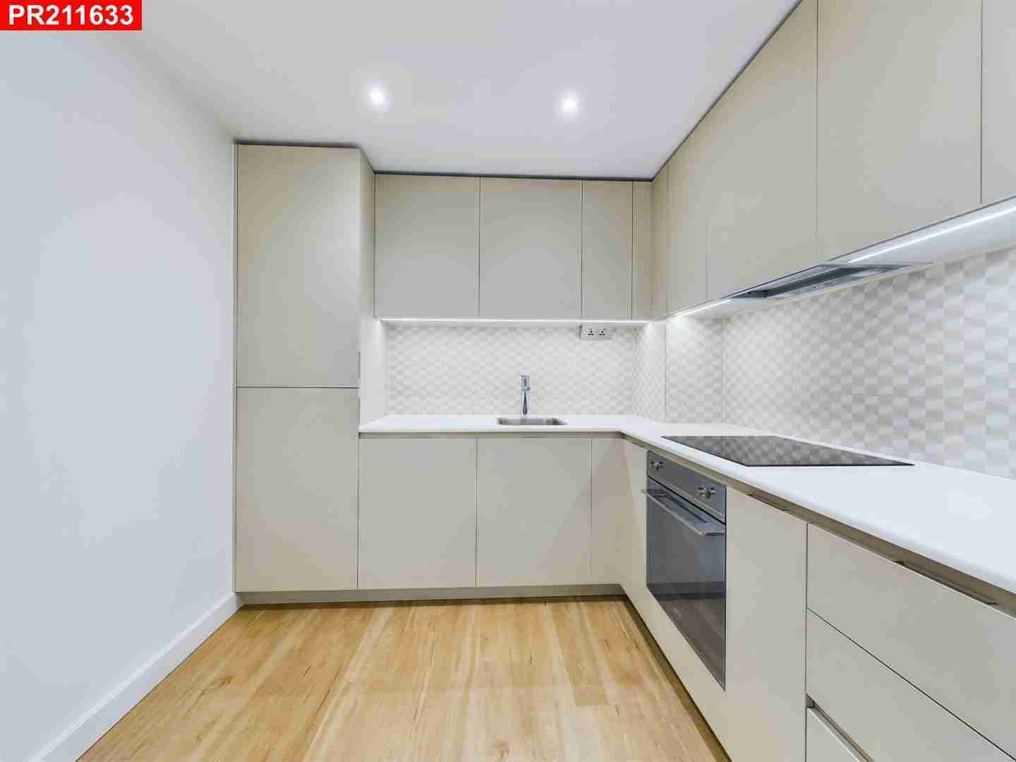 Flat Caversham Road in Greater London