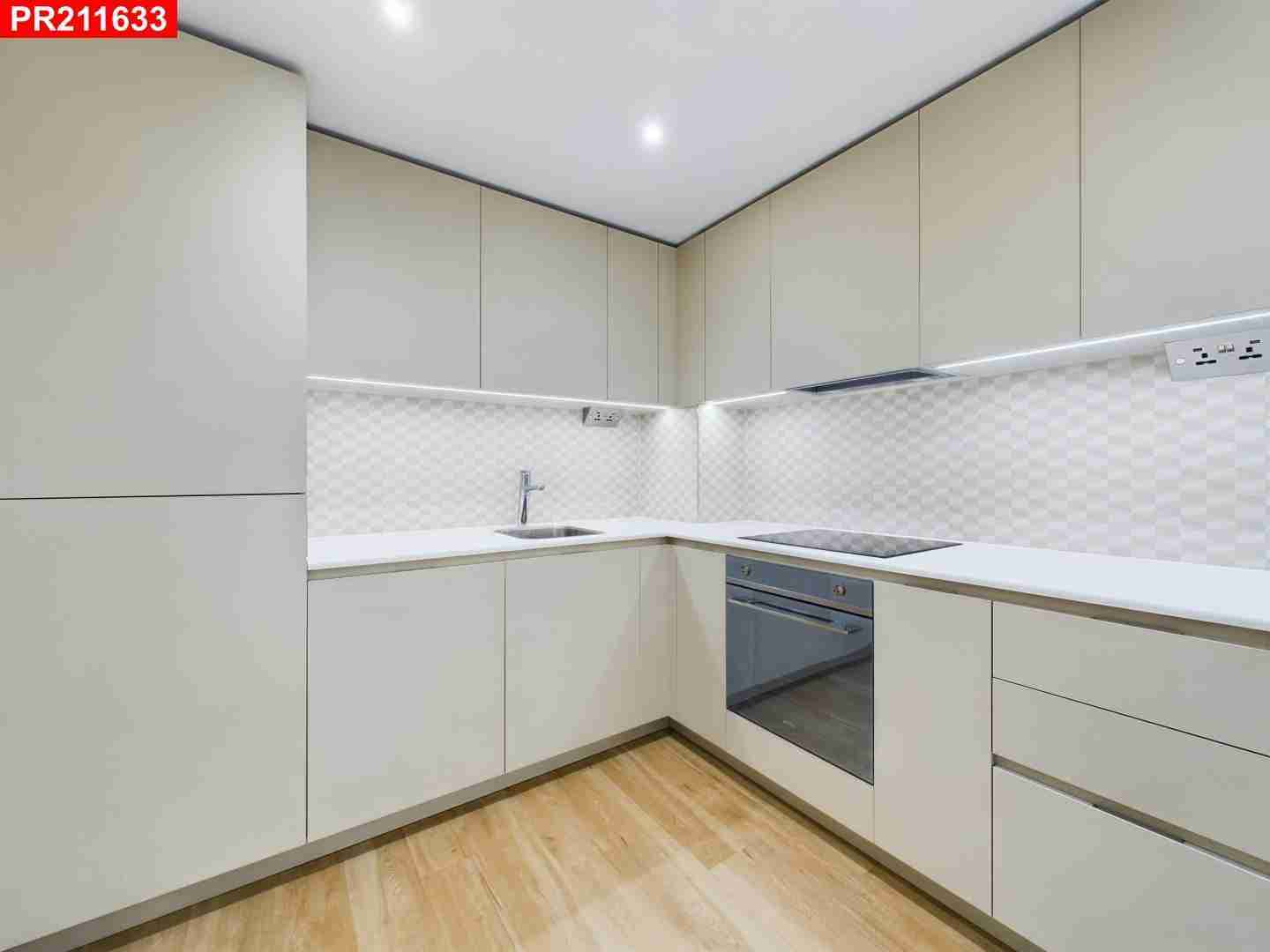 Flat Caversham Road in Greater London