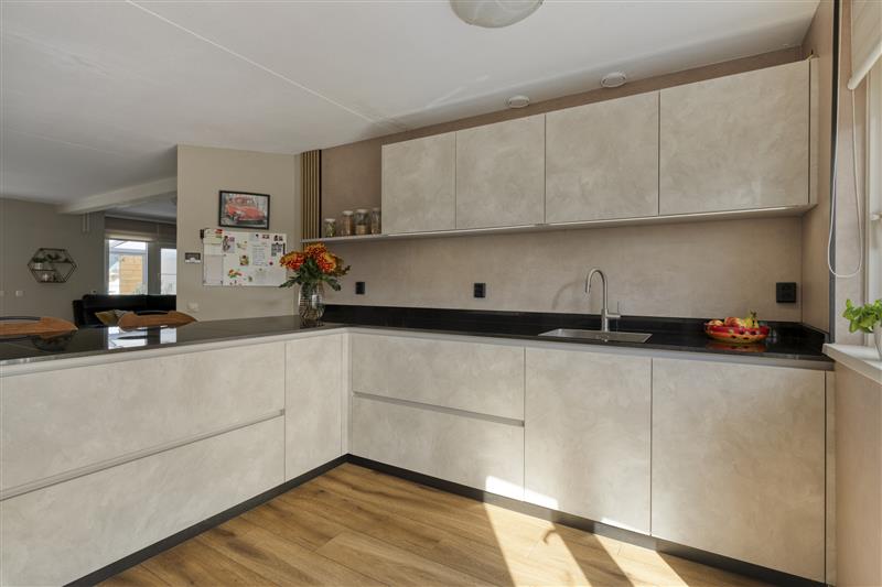 Tussenwoning te koop: Stellingmolenstraat 43B, Almere