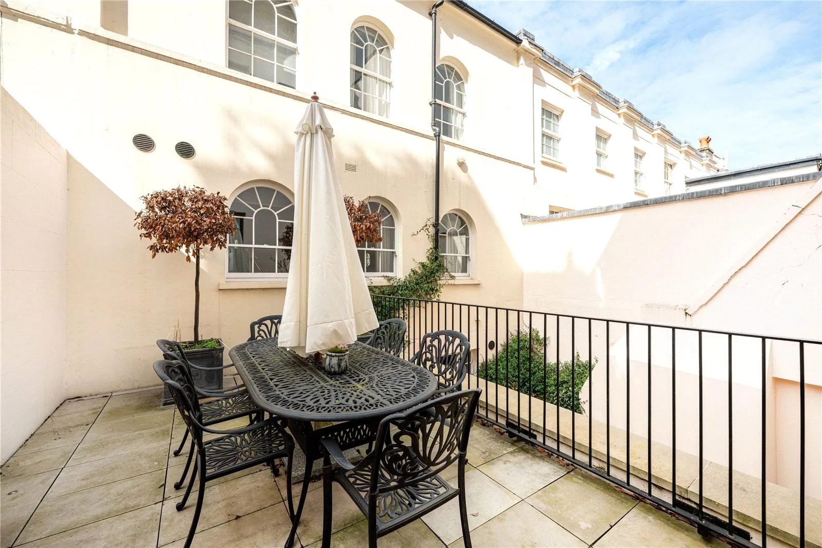 Flat Eaton Place in City of Westminster
