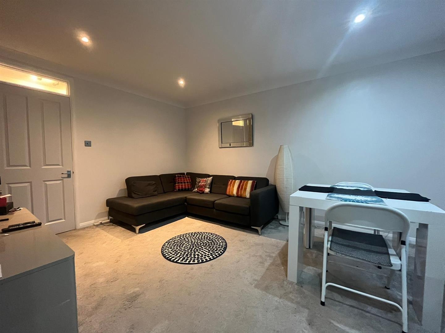 Flat Osprey Close in Greater London