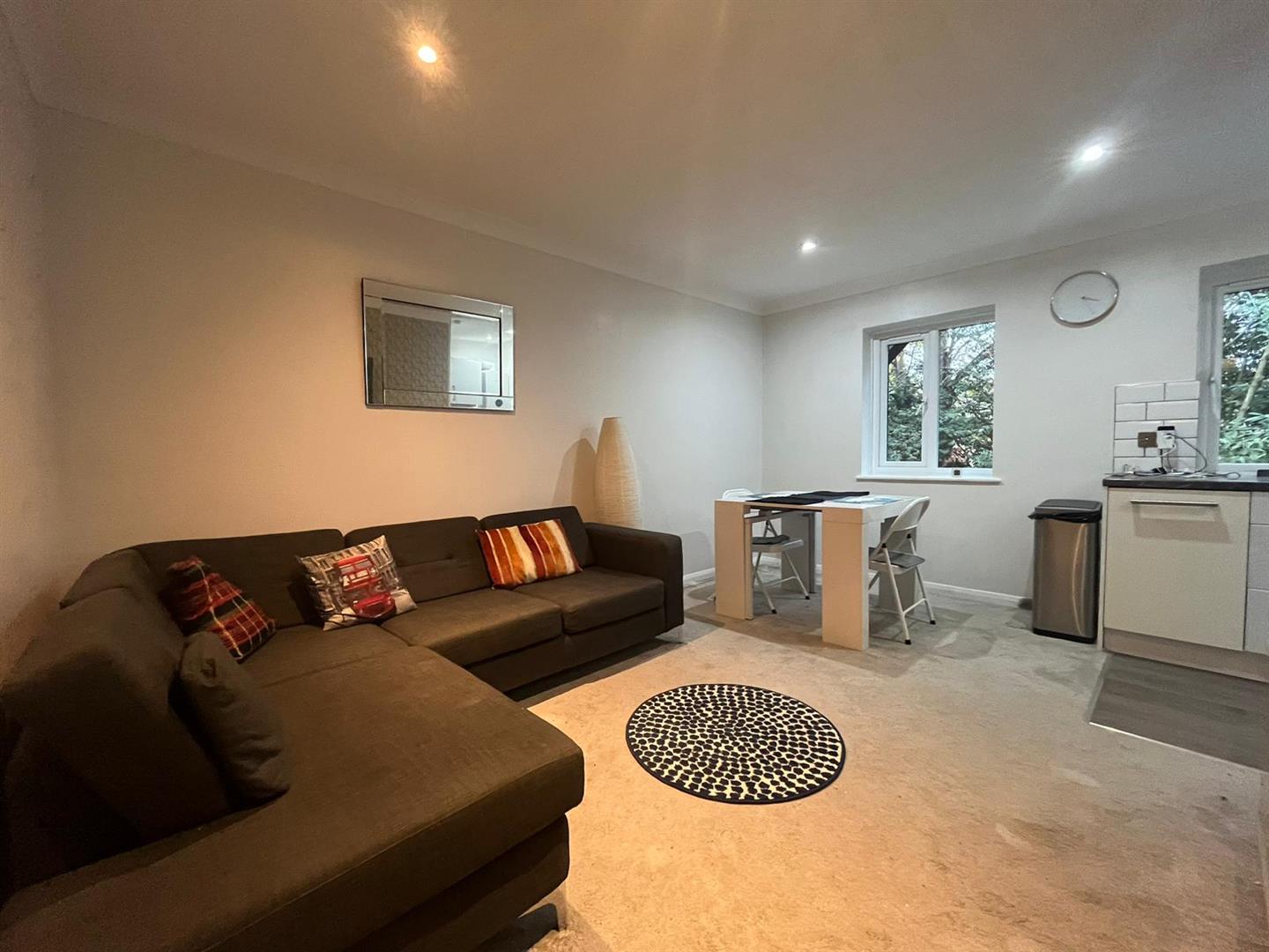 Flat Osprey Close in Greater London