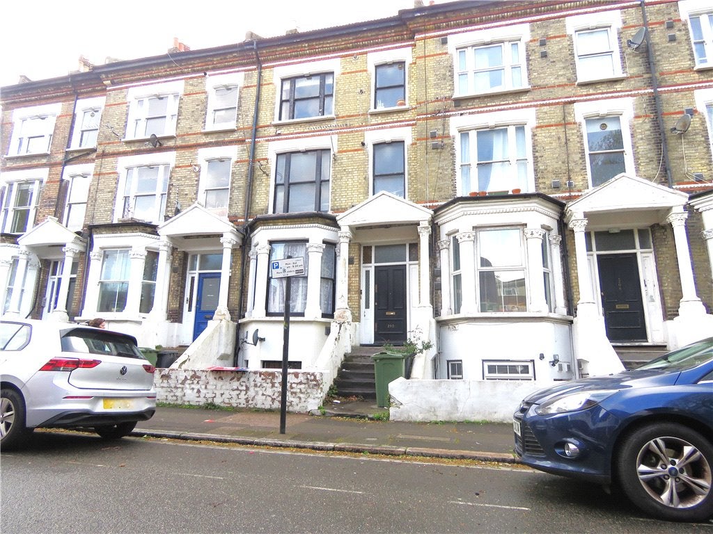 Flat Gateley Road in Greater London