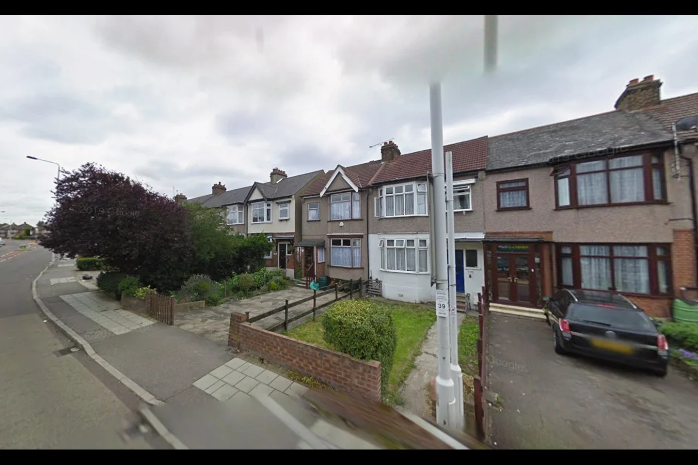 Flat Fencepiece Road in Greater London