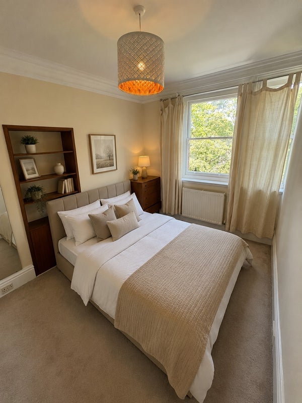 Flat Mount Avenue in Greater London