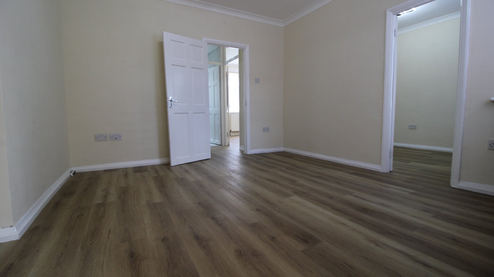 Flat Livingstone Road in Greater London