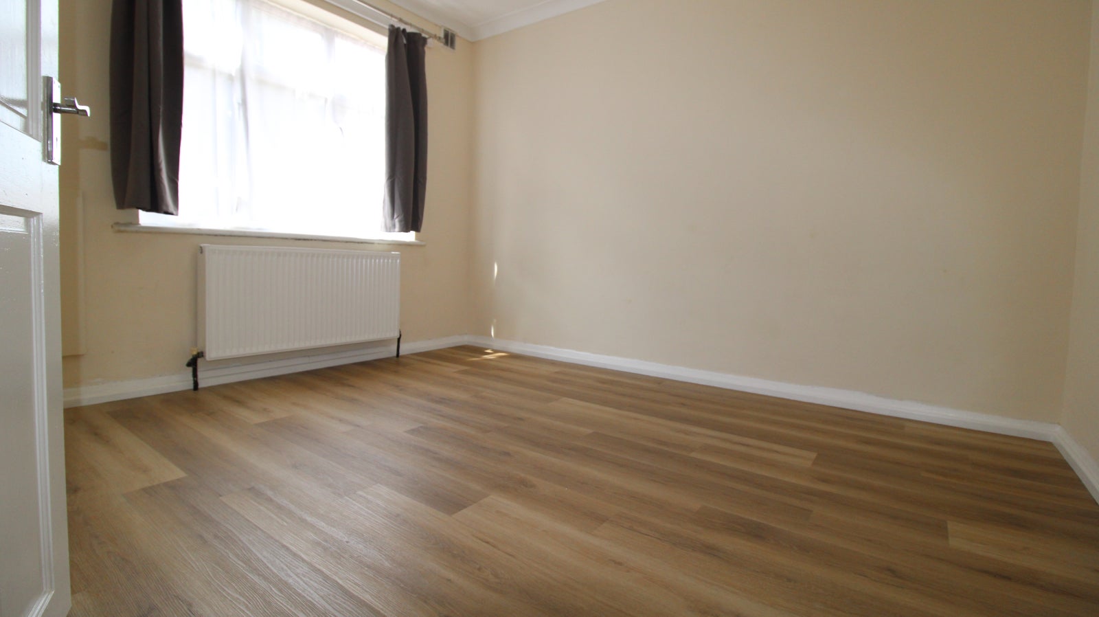 Flat Livingstone Road in Greater London
