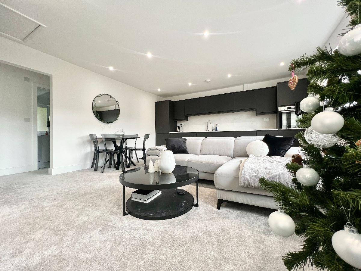Flat Godstone Road in Greater London