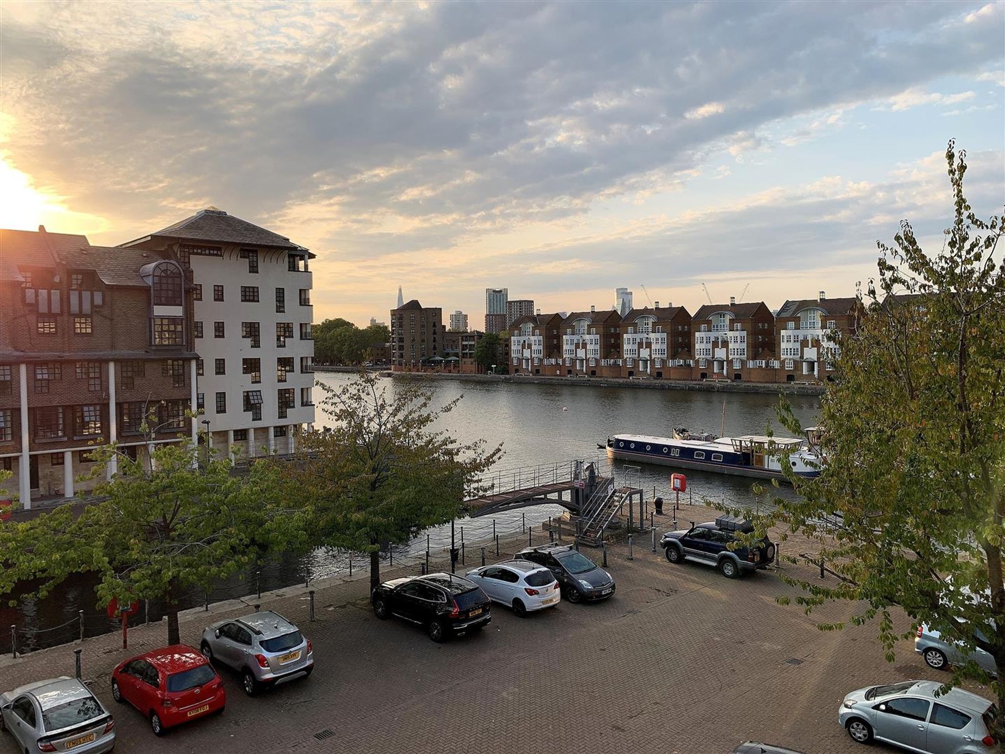 Flat Rainbow Quay in Greater London