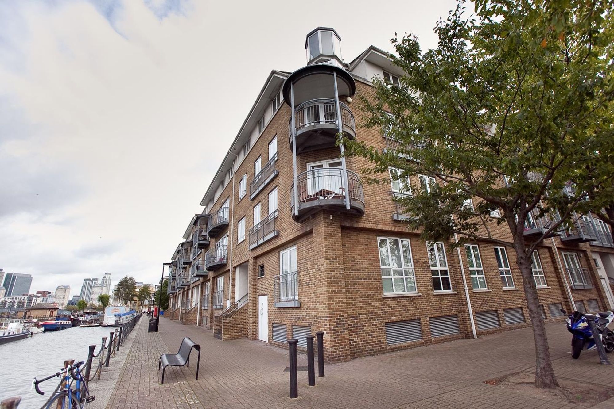 Flat Rainbow Quay in Greater London