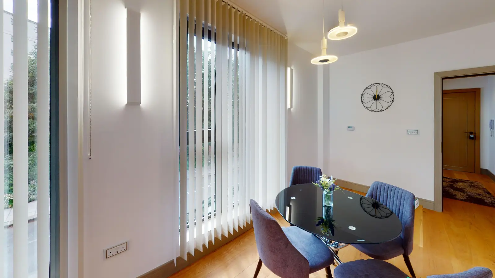 Flat Chiswick High Road in Greater London