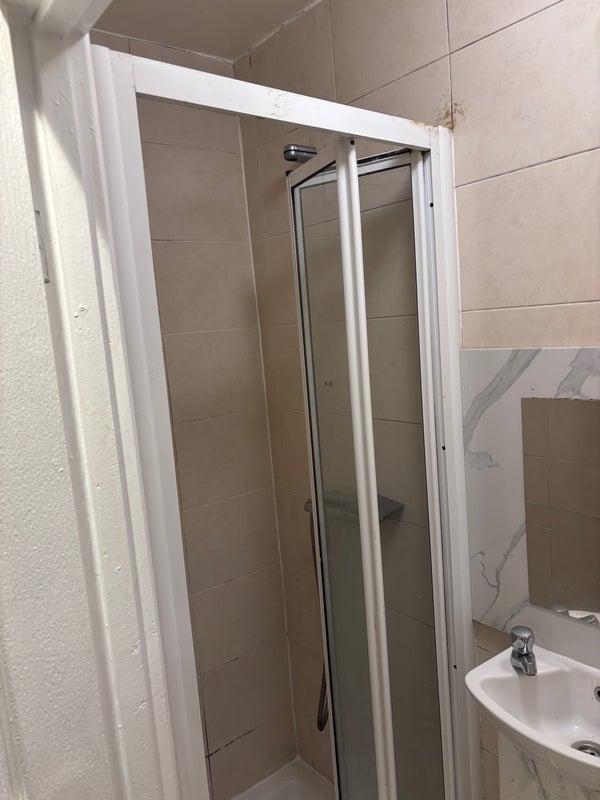 Room Saxonbury Close in Greater London
