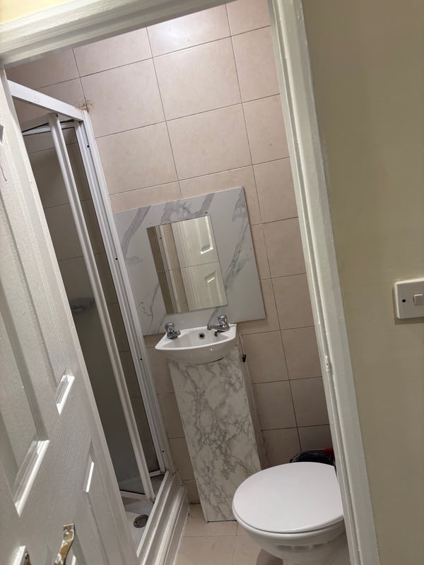 Room Saxonbury Close in Greater London