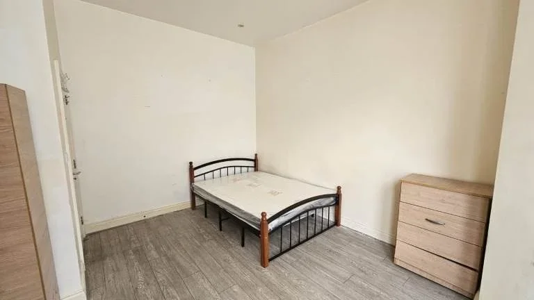 Room Tunley Road in Greater London