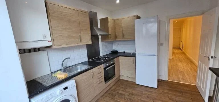 Room Tunley Road in Greater London