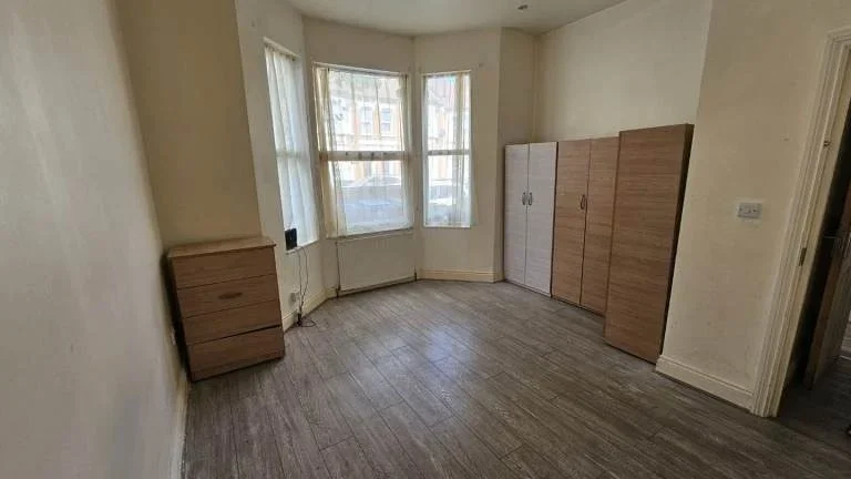 Room Tunley Road in Greater London