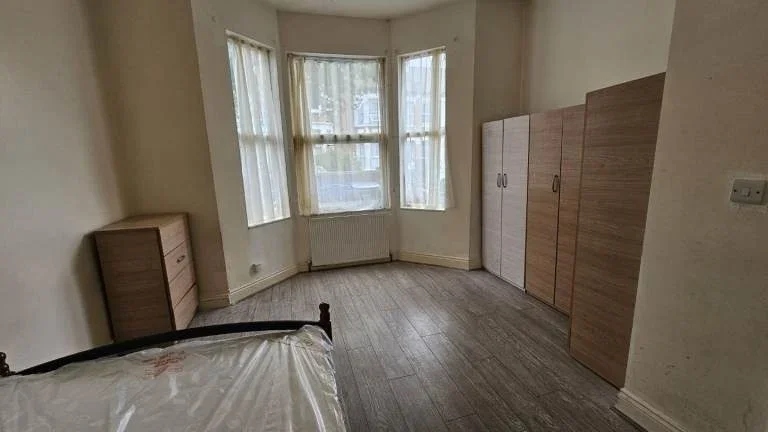 Room Tunley Road in Greater London