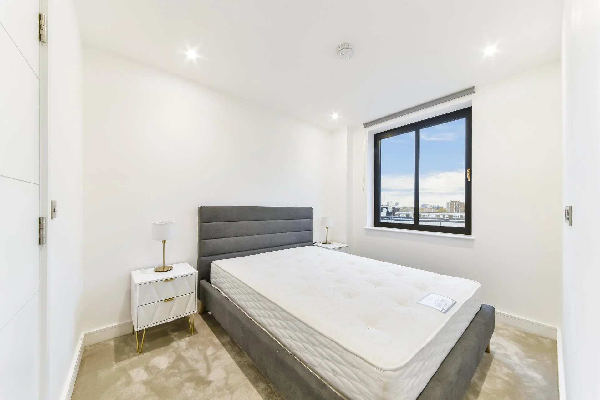 Flat Hackney Road in Greater London
