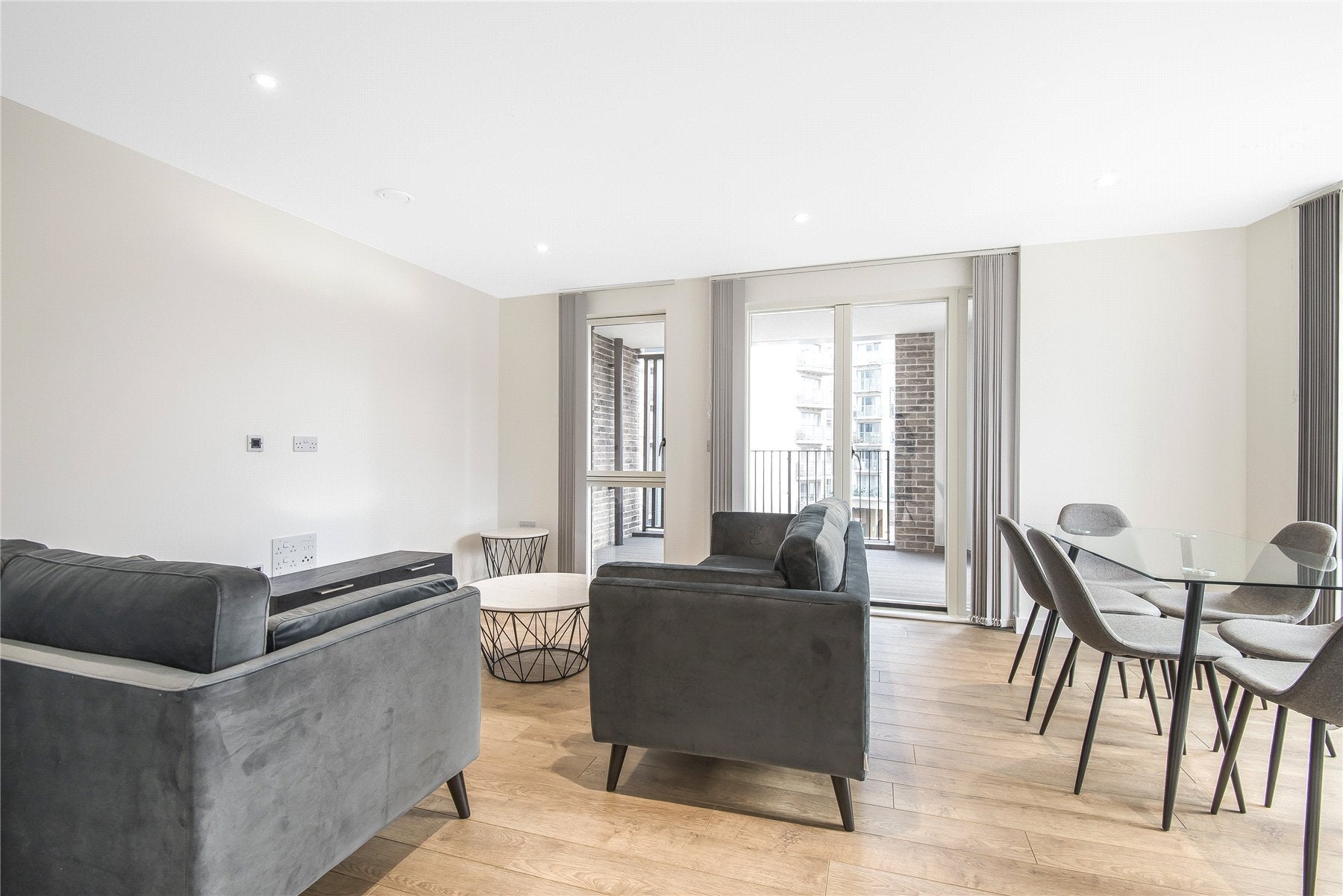 Flat Cook's Road in Greater London