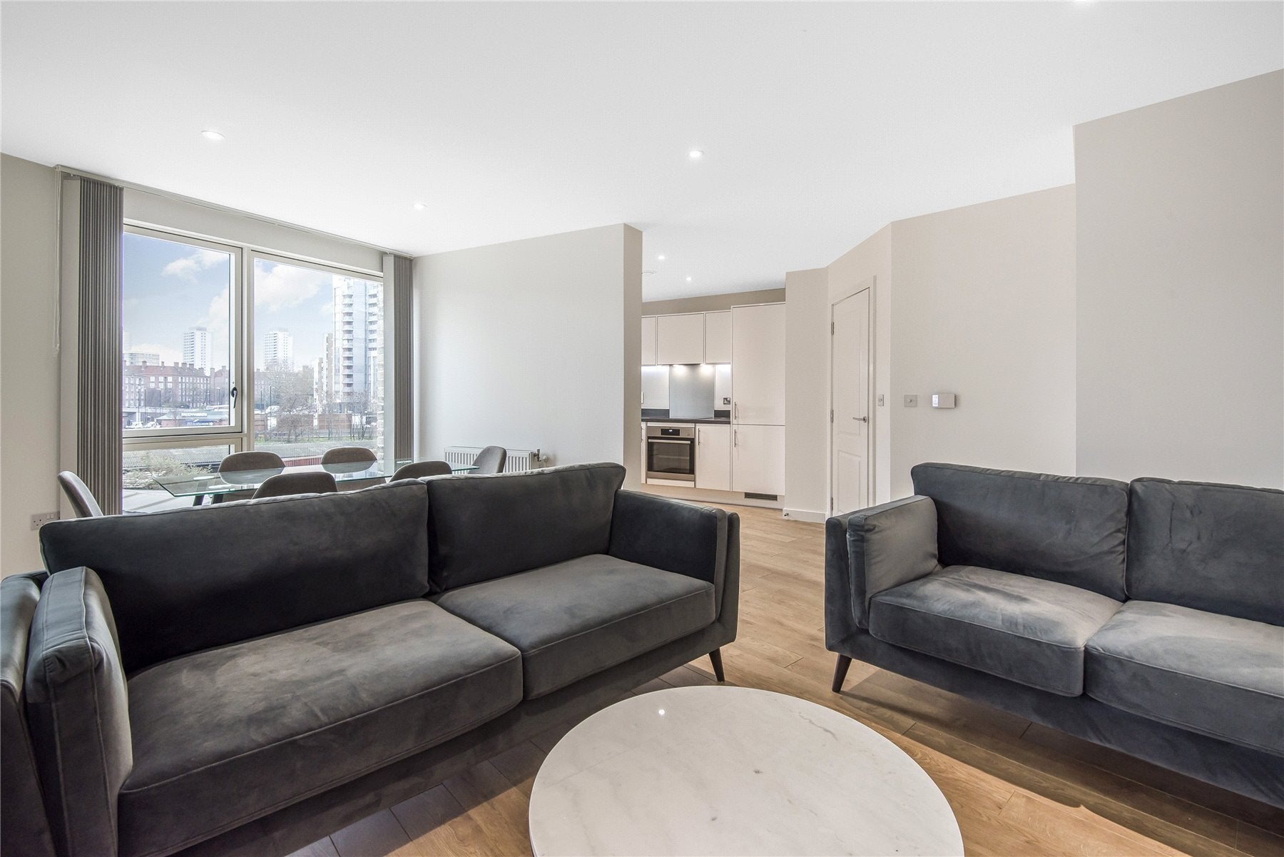 Flat Cook's Road in Greater London