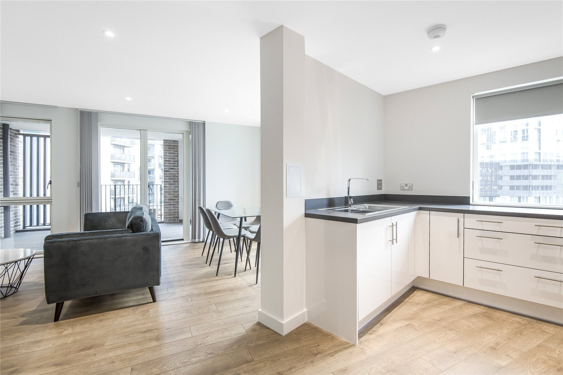 Flat Cook's Road in Greater London