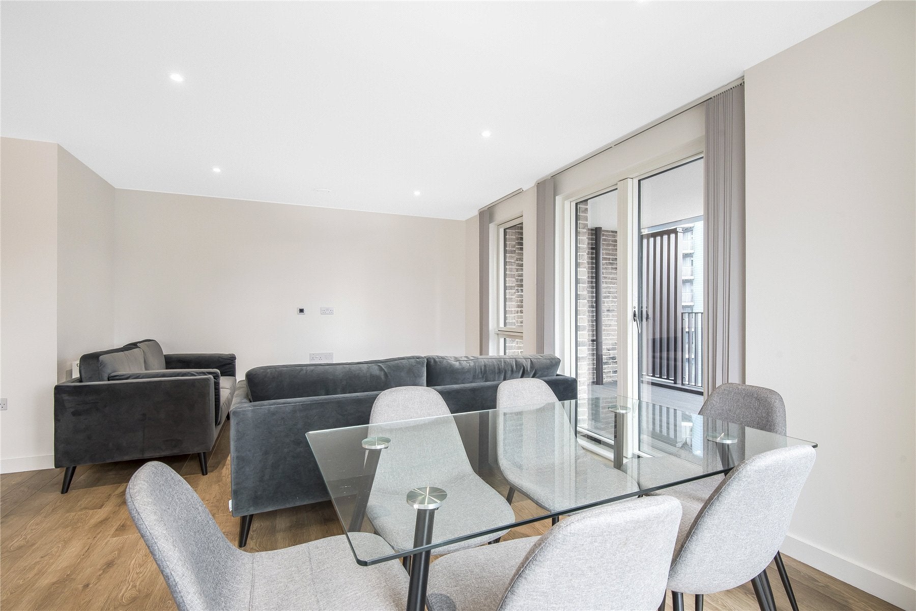 Flat Cook's Road in Greater London