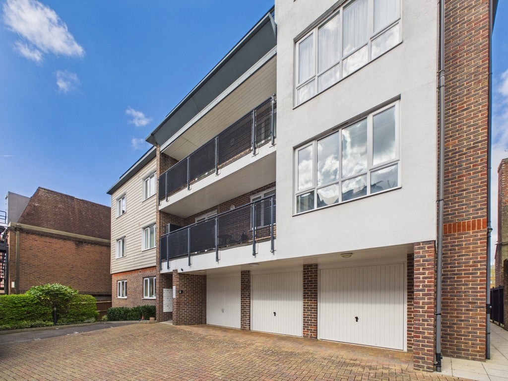 Flat Denne Parade in Horsham
