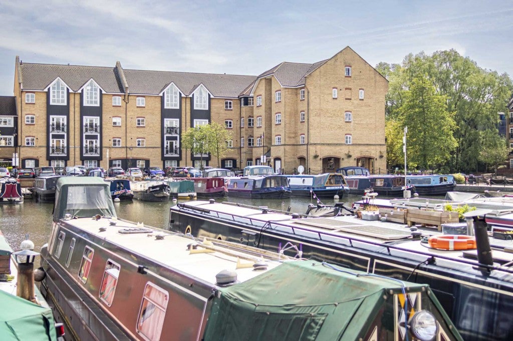 Flat Dickinson Quay in Dacorum