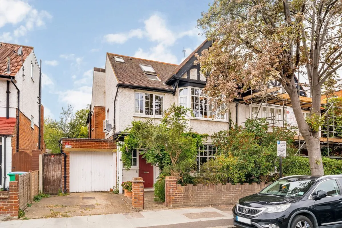 House Tennyson Avenue in Greater London